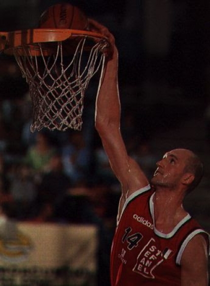 Davide Cantarello in schiacciata in maglia Stefanel.